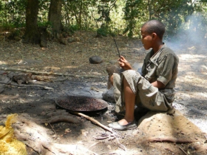 äthiopischer junge beim rösten von kaffee