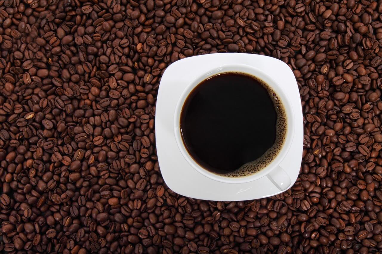 ᐅ Koffeingehalt von Kaffee im Vergleich mit anderen Getränken
