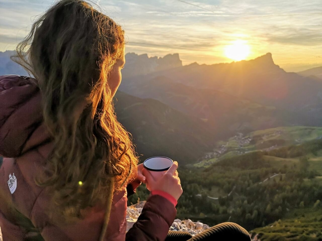 mädchen kaffeetasse berge
