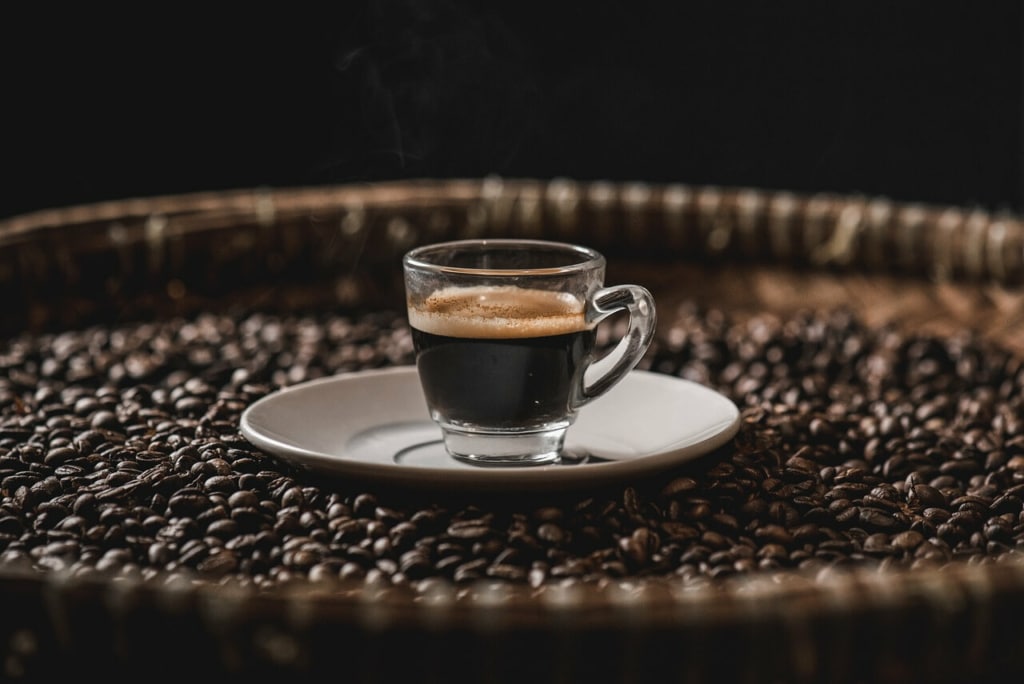 Ein echter Espresso enthält 25 bis 35 ml. Zudem werden 7 bis 9 Gramm an Kaffeemehl benötigt. espresso verstehen